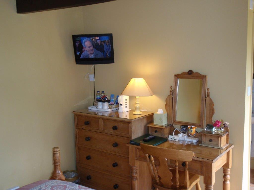 The Linhay Bedroom - Accommodation in Tiverton
